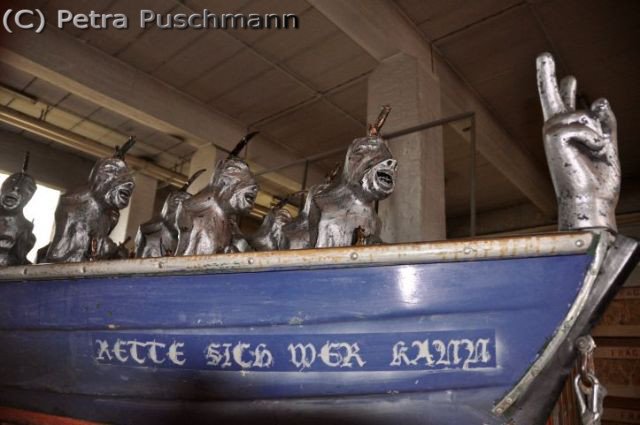 "Rette sich wer kann", 2015, Ruderboot Gesamtlänge 5,20m, Kollagen, Islamisten Armee aus 22 Kriegern