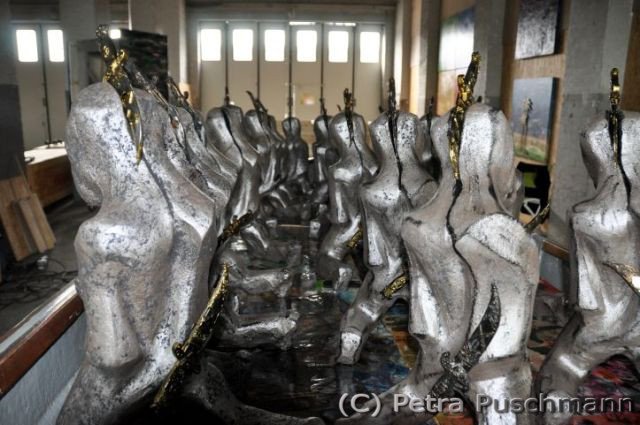 "Rette sich wer kann", 2015, Ruderboot Gesamtlänge 5,20m, Kollagen, Islamisten Armee aus 22 Kriegern